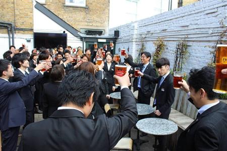 テラス席でビールで乾杯！！＝イギリス・ロンドン（日下紗代子撮影）