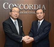横浜銀行と東日本銀行が統合。本社除幕式で握手をする１日発足した「コンコルディア・フィナンシャルグループ（ＦＧ）」の寺澤辰麿社長（右）と石井道遠副社長＝東京都中央区（伴龍二撮影）