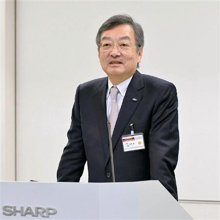 シャープの入社式であいさつする高橋興三社長＝１日午前、奈良県天理市（同社提供）