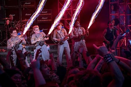 「ゴーストパスターズ」新作映画より。プロトンパックを使う登場人物は女性（ソニー提供）