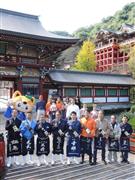 鹿島酒蔵ツーリズム２０１６に参加した佐賀県鹿島市と嬉野市の蔵元などの関係者＝佐賀県鹿島市の祐徳稲荷神社