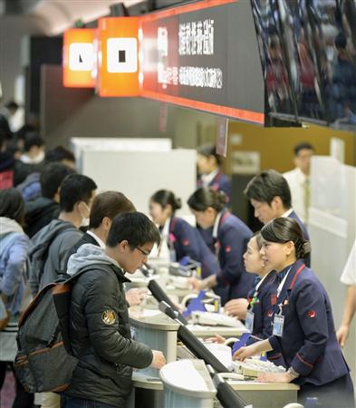 システム障害で、カウンターで乗客の対応に追われる日本航空のスタッフ＝１日午前９時５５分、羽田空港