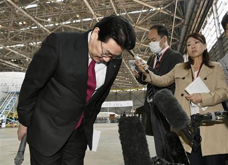 入社式後、システムトラブルについて謝罪する日航の植木義晴社長＝１日午前、羽田空港