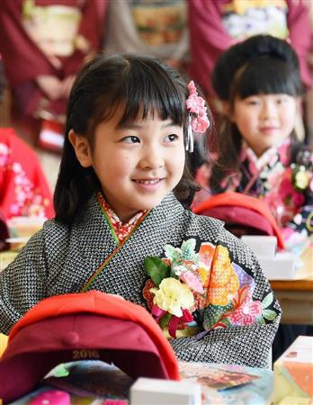 岩手県大船渡市の市立綾里小で、伝統のはかま姿で入学式を前に目を輝かせる新１年生の女の子＝１日
