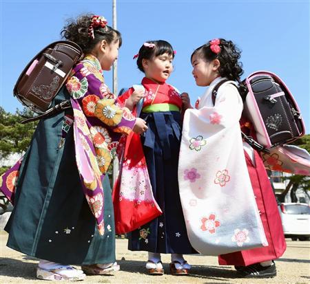 伝統のはかま姿に真新しいランドセルを背負い登校した新１年生の女の子たち＝１日、岩手県大船渡市の市立綾里小