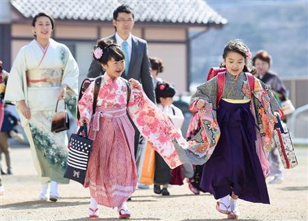 岩手県大船渡市の市立綾里小で、伝統のはかま姿に真新しいランドセルを背負い登校する新１年生たち＝１日