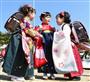 伝統のはかま姿に真新しいランドセルを背負い登校した新１年生の女の子たち＝１日、岩手県大船渡市の市立綾里小