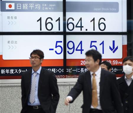 １カ月ぶりの安値で取引を終えた日経平均株価を示すボード＝１日午後、東京都中央区