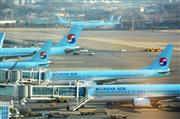 ソウルの金浦国際空港に駐機する大韓航空機