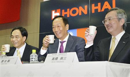 記者会見中、紙コップ入りの水で乾杯する（左から）鴻海精密工業の戴正呉副総裁、郭台銘会長とシャープの高橋興三社長＝２日午後、堺市