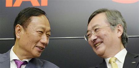 記者会見中、顔を見合わせ笑顔の鴻海精密工業の郭台銘会長（左）とシャープの高橋興三社長＝２日午後、堺市