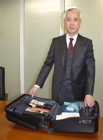 仕事上、地方への出張が多く旅行かばんが欠かせない半蔵門パートナーズの武元康明社長＝東京都千代田区