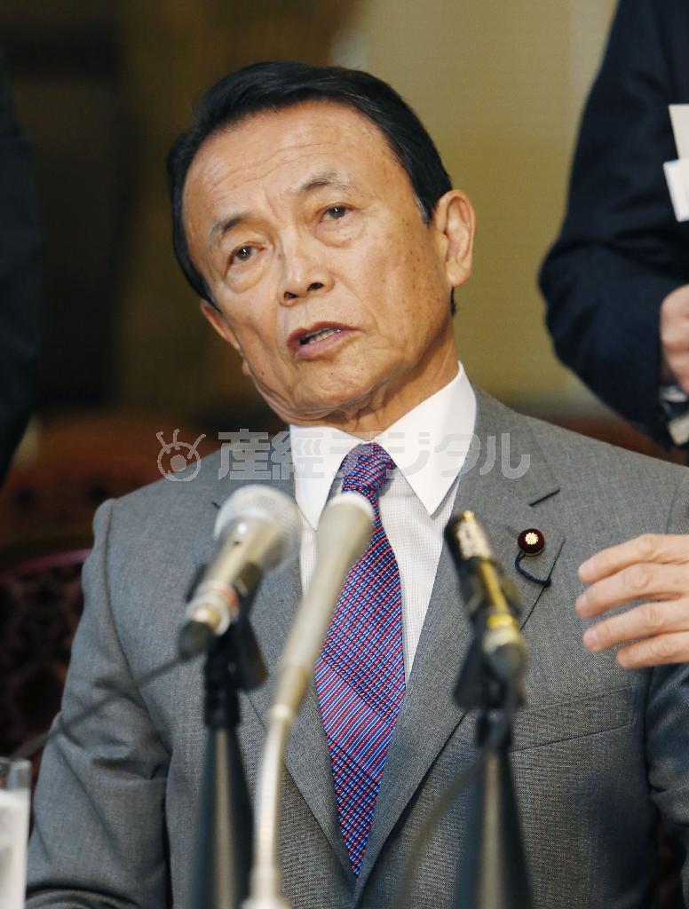 閣議後、記者会見する麻生財務相＝５日午前、国会