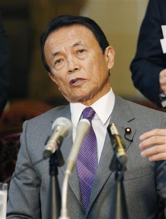 閣議後、記者会見する麻生財務相＝５日午前、国会