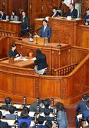 衆院本会議で環太平洋戦略的経済連携協定（ＴＰＰ）関連法案について、民進党の山尾志桜里政調会長（手前左から２人目）の質問に答弁する安倍晋三首相＝５日午後、国会（斎藤良雄撮影）
