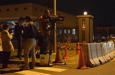 6人が乗った航空機が海上自衛隊鹿屋航空基地(鹿児島県鹿屋市)の北約10キロの上空でレーダーから消えたという一報を受け、航空自衛隊入間基地に駆けつけた報道機関=6日、埼玉県狭山市(宮野佳幸撮影)