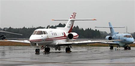 航空自衛隊の飛行点検機U-125(左)。右はU-125A=2015年12月6日午後、宮崎県の航空自衛隊新田原基地(彦野公太朗撮影)