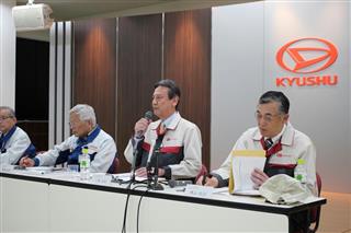 記者会見するダイハツ工業の三井正則社長（右から２人目）＝大分県中津市の大分工場