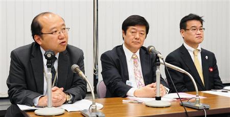 記者会見する日銀の（左から）秋山修福岡支店長、梅森徹名古屋支店長、杉本芳浩札幌支店長＝７日午後、日銀本店