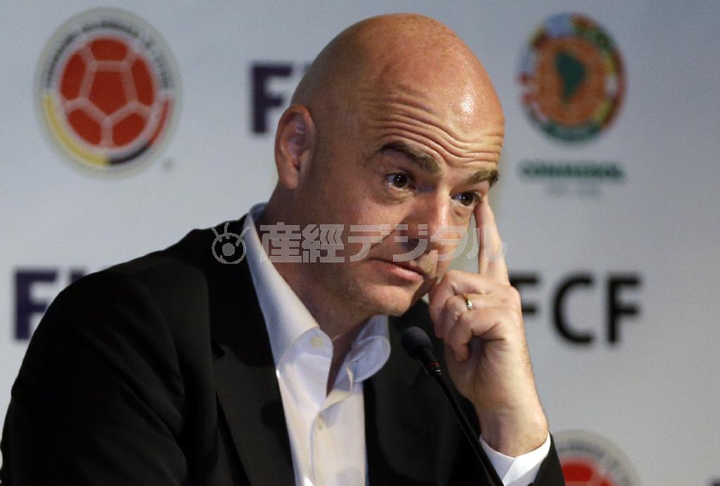 コロンビアの首都ボゴタで記者会見に出席した国際サッカー連盟（ＦＩＦＡ）のインファンティノ会長＝３月３１日（ＡＰ）