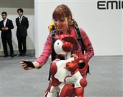 接客や案内サービスで実用化を目指している日立製作所が開発したヒト型ロボット「エミュー３」＝８日、東京都港区（黄金崎元撮影）
