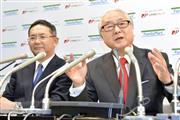 ファミリーマートとの提携について記者会見する日本郵政の長門正貢社長（右）＝５日、東京都千代田区