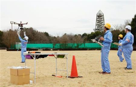デモフライトで小型無人機ドローンを操縦する専門チーム「国土地理院ランドバード」の職員（同院提供）