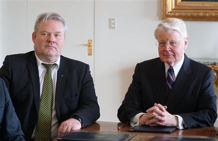 アイスランドのヨハンソン新首相（左）とグリムソン大統領＝７日、レイキャビク（ＡＰ）