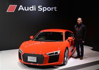 スポーツカー「Ｒ８」を前に「アウディスポーツ」ブランドをアピールするアウディジャパンの斎藤徹社長＝３月、静岡県の富士スピードウェイ