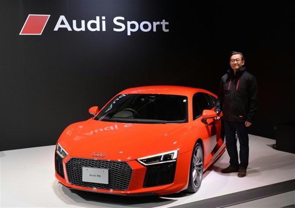 スポーツカー「Ｒ８」を前に「アウディスポーツ」ブランドをアピールするアウディジャパンの斎藤徹社長＝３月、静岡県の富士スピードウェイ