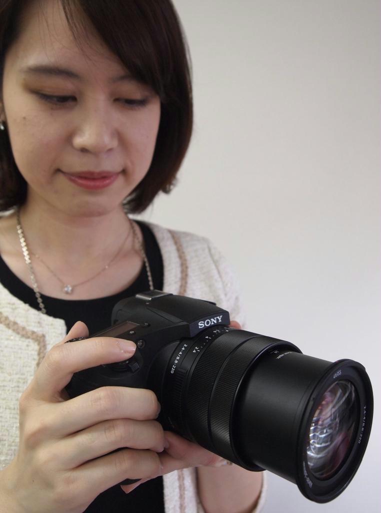 ソニーが５月に発売するデジタルカメラ「サイバーショット」ＲＸシリーズの新製品。２４～６００ミリのレンズで、広角から超望遠までを撮影できる