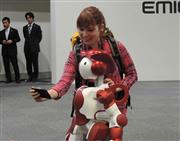 日立製作所が開発したヒト型ロボット「エミュー３」＝８日、東京都港区