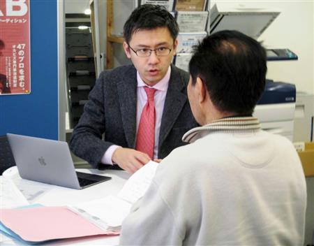 事業相談に応じる岡崎ビジネスサポートセンターの秋元祥治センター長（左）＝３月中旬、愛知県岡崎市