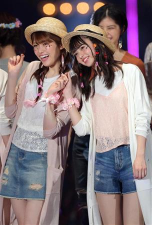 （左から）松村沙友理、斎藤飛鳥＝国立代々木競技場第一体育館（撮影・蔵賢斗）