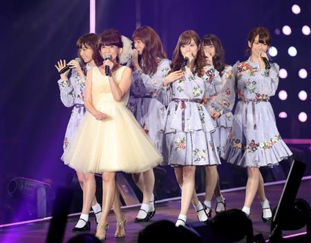 【第２２回東京ガールズコレクション２０１６ＳＰＲＩＮＧ／ＳＵＭＭＥＲ】松本伊代と乃木坂４６のメンバー＝１９日、国立代々木競技場第一体育館（撮影・蔵賢斗）