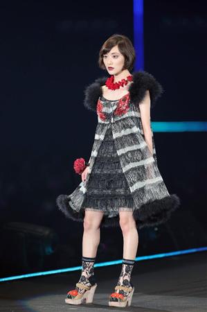 【第２２回東京ガールズコレクション２０１６ＳＰＲＩＮＧ／ＳＵＭＭＥＲ】生駒里奈（乃木坂４６）＝１９日、国立代々木競技場第一体育館（撮影・蔵賢斗）