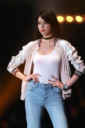 【第２２回東京ガールズコレクション２０１６ＳＰＲＩＮＧ／ＳＵＭＭＥＲ】三吉彩花＝１９日、国立代々木競技場第一体育館（撮影・蔵賢斗）