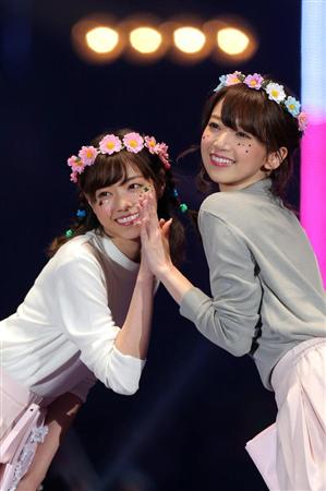 【第２２回東京ガールズコレクション２０１６ＳＰＲＩＮＧ／ＳＵＭＭＥＲ】西野七瀬と橋本奈々未（共に乃木坂４６）＝１９日、国立代々木競技場第一体育館（撮影・蔵賢斗）