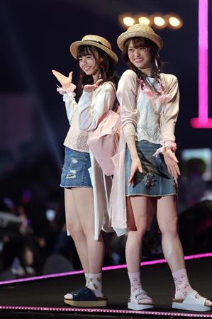 【第２２回東京ガールズコレクション２０１６ＳＰＲＩＮＧ／ＳＵＭＭＥＲ】斎藤飛鳥と松村沙友理（共に乃木坂４６）＝１９日、国立代々木競技場第一体育館（撮影・蔵賢斗）