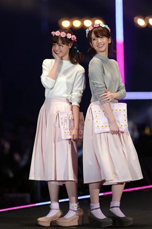 【第２２回東京ガールズコレクション２０１６ＳＰＲＩＮＧ／ＳＵＭＭＥＲ】西野七瀬と橋本奈々未（共に乃木坂４６）＝１９日、国立代々木競技場第一体育館（撮影・蔵賢斗）