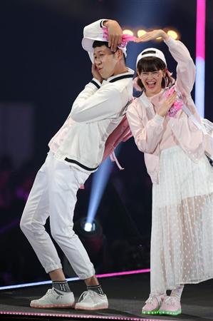 【第２２回東京ガールズコレクション２０１６ＳＰＲＩＮＧ／ＳＵＭＭＥＲ】小籔千豊とｅｍｍａ＝１９日、国立代々木競技場第一体育館（撮影・蔵賢斗）