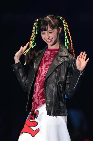 【第２２回東京ガールズコレクション２０１６ＳＰＲＩＮＧ／ＳＵＭＭＥＲ】中条あやみ＝１９日、国立代々木競技場第一体育館（撮影・蔵賢斗）