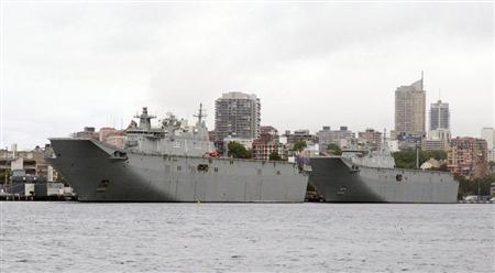 シドニーの港に停泊するオーストラリア海軍の艦船。対中防衛強化に務めるが、その対中姿勢をめぐり米国に不信感を抱かれている（ロイター）