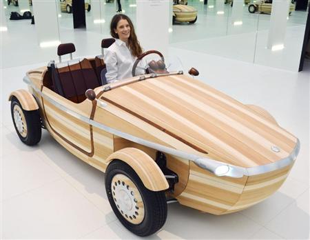 イタリア・ミラノでトヨタ自動車が報道陣に公開した試作車「ＳＥＴＳＵＮＡ」＝１１日（共同）