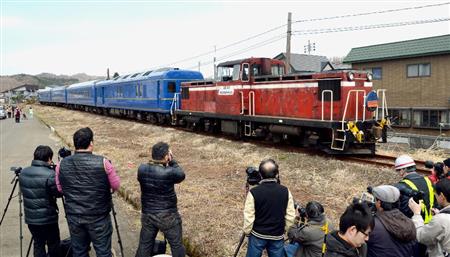ディーゼル機関車に引っ張られ、走行する寝台列車「あけぼの」＝１０日、秋田県小坂町