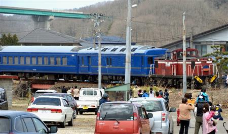 機関車に引っ張られ、走行する寝台列車「あけぼの」＝１０日、秋田県小坂町