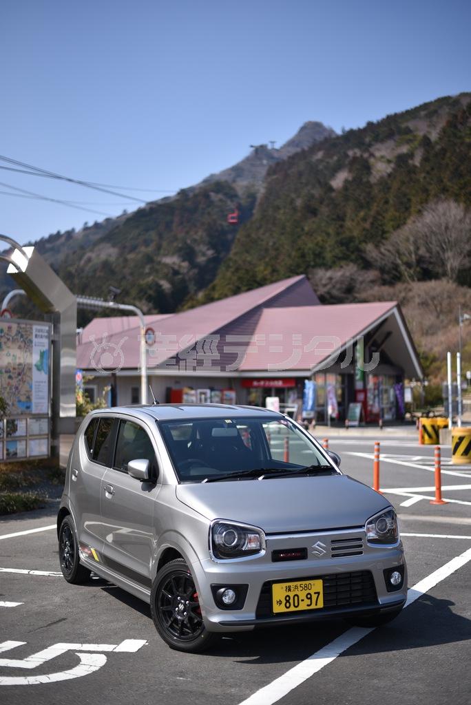 “昔の名前”で復活したホットハッチは、ドライバーを挑発するじゃじゃ馬だった。つくば山女体山をバックに。アルトワークス（許可を得て福祉車両用駐車スペースで撮影しています）