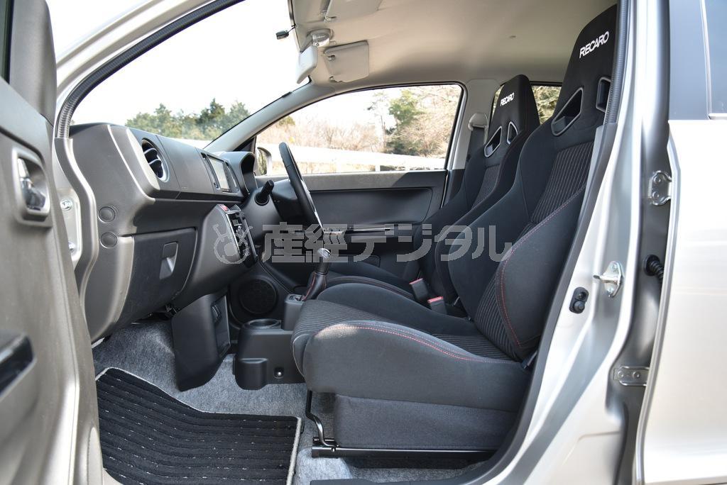 ほかの軽と同様、運転席優先で左寄りにオフセットされた助手席はさらに狭く感じる。運転好きなパートナーと運転を交替しながら乗るのが良さそう。アルトワークス