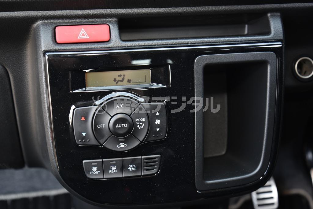 ハザードランプ右側とその下に収納スペースがあるが、サイズが中途半端でどう使えばいいやら。何か入れてもすぐ落ちてしまうし…アルトワークス