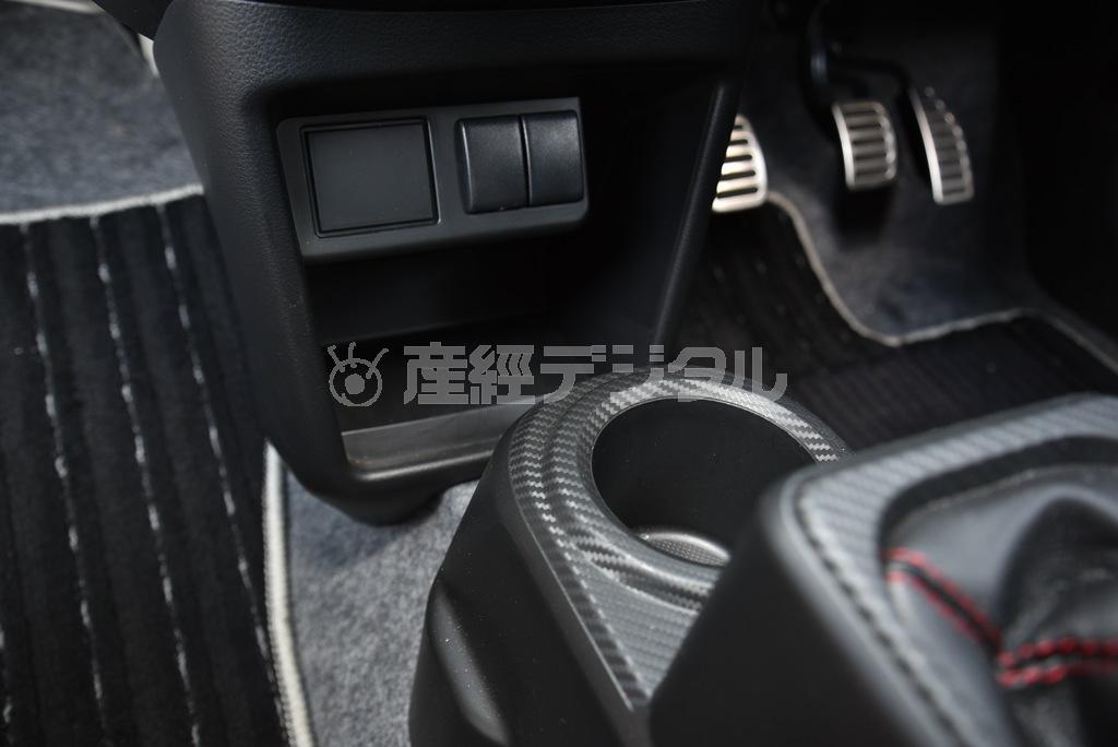 カップホルダー奥にも収納スペース。カップホルダーはセンターコンソール後端にも２つある。アルトワークス